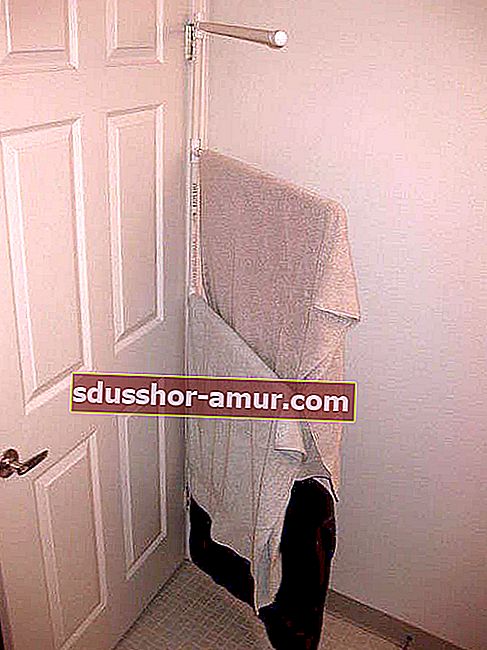 Umieść wieszak na ręczniki za drzwiami