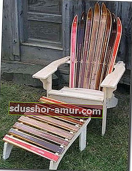 pekná záhradná stolička vyrobená zo starých lyží