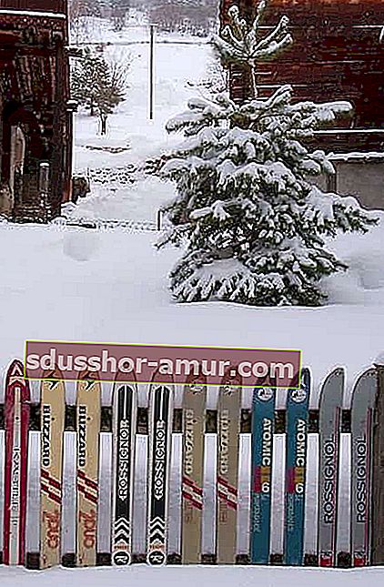 záhradný plot vyrobený so starou lyžou