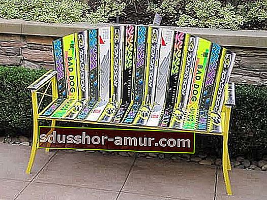 dizajnová lavica vyrobená zo starých lyží