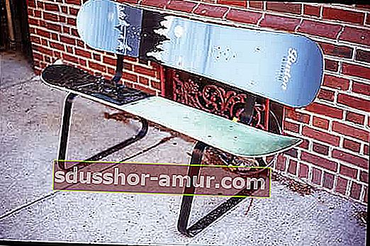 recyklingowany snowboard na ławkę