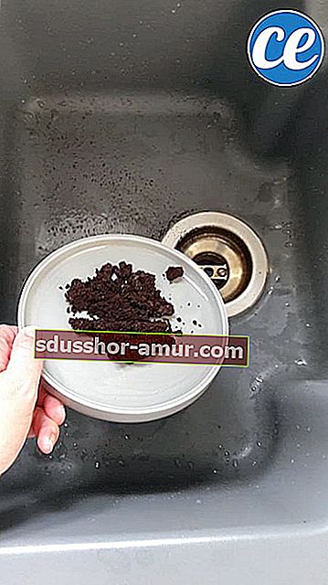 утайката от кафе поддържа и почиства тоалетните тръби