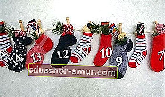 Чорапи, трансформирани в календар за адвент „направи си сам“