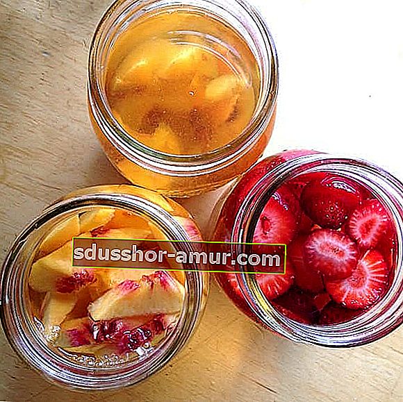 банку персикового та полуничного фруктового оцту