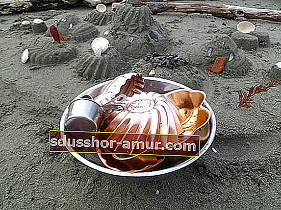 plážová hračka s formičkami na koláč