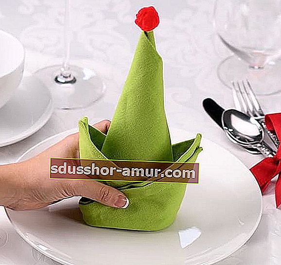 Zelena salveta presavijena u leprechaun šešir na bijelom tanjuru