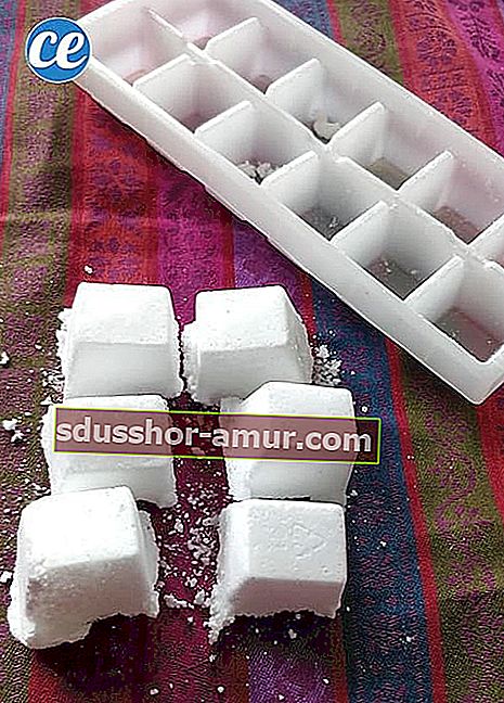 Bijele WC tablete u obliku kockica leda