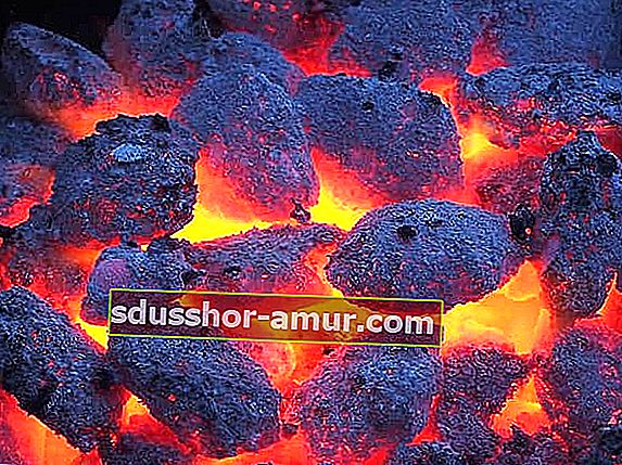 топлината изгаря остатъците от месо върху барбекю грила, за да стане чист