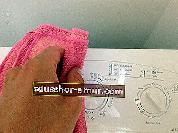 Çamaşır makinesi düğmelerini temizleyin