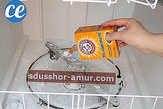 Ručno prskanje sode bikarbone u perilici posuđa.