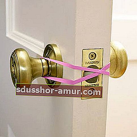 С обикновена гумена лента можете да държите вратата на къщата си отворена.