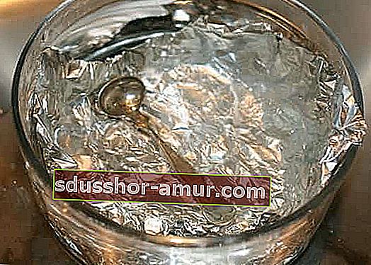 očistite srebrnino s kristali sode