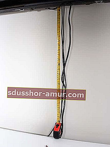 Izrežite poklopac kabela na duljinu električnih žica.