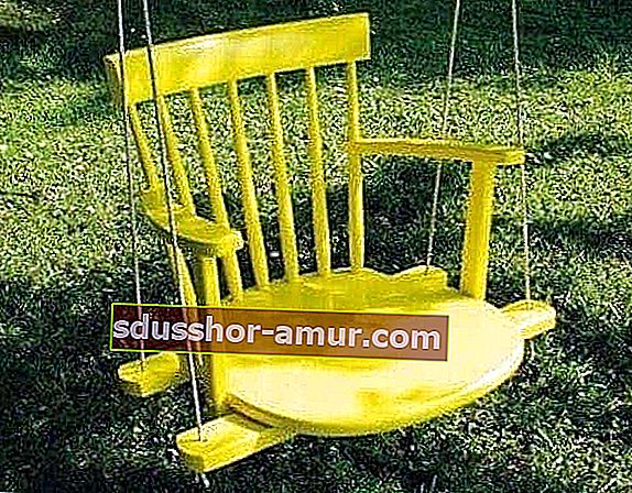 Jeftina i jednostavna ideja za dizajn vrta: stolica transformirana u ljuljačku!