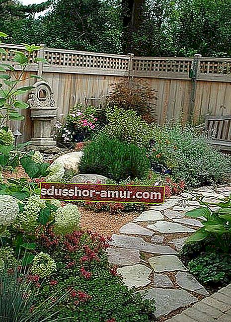 Хармонизирайте цветовете, текстурите и формите на елементите на вашата градина.