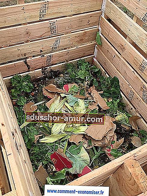 Kanta za kompost napunjena kompostom izrađenim od drvenih paleta