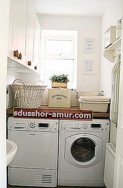 Mala funkcionalna praonica rublja sa spremištem.
