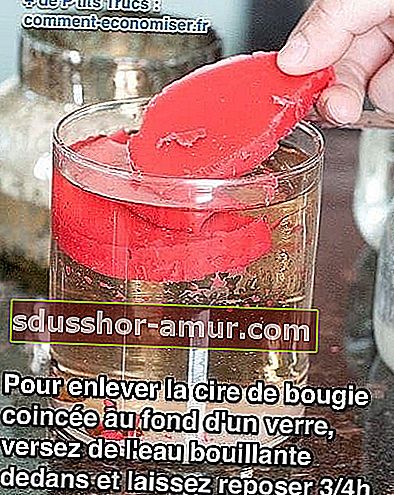 Ulijte kipuću vodu kako biste uklonili vosak za svijeće u čaši