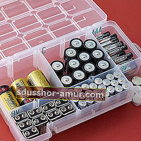 Страхотен съвет за съхранение е да използвате винтова кутия за съхранение, за да подредите батериите.