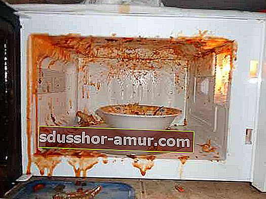 umak od rajčice eksplodira u mikrovalnoj pećnici