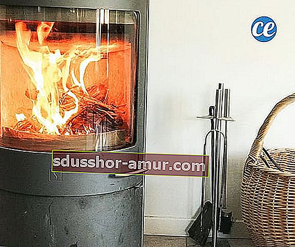 Почистете стъклото за вграждане на дървена печка с натурален домашен почистващ продукт