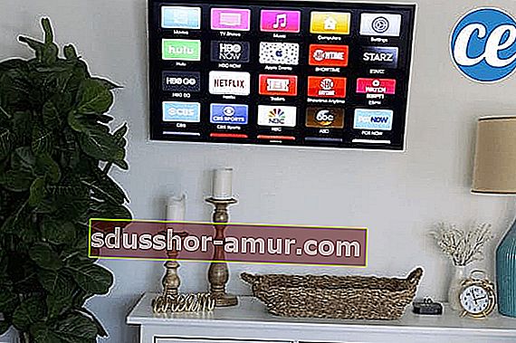 Un televizor cu ecran plat atârna pe perete.