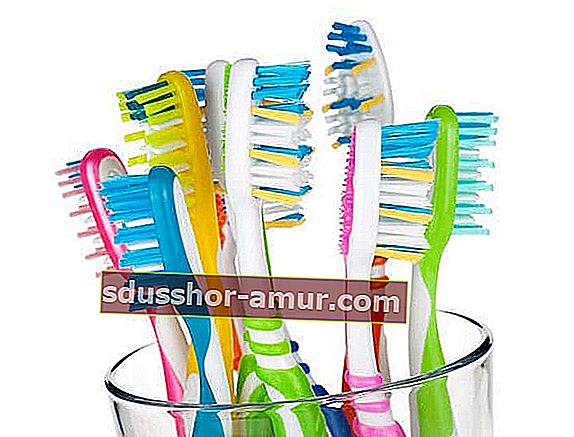očistite zobne ščetke s kisom