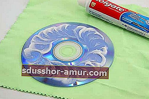 opravte disk CD alebo DVD zubnou pastou
