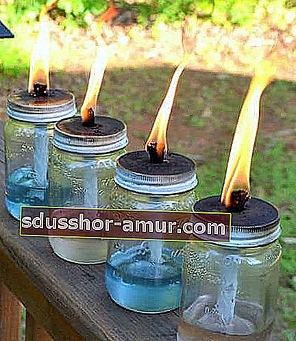 Факели Tikki, направени с буркани