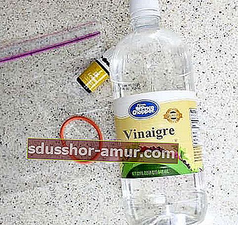 Duş başlığı yıkamak için bir şişe beyaz sirke