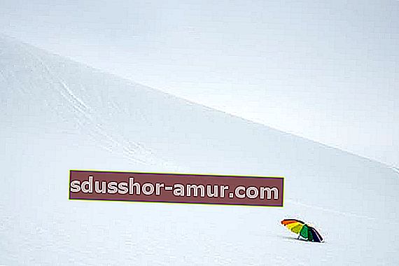 Jedan suncobran zasađen u planini snijega 