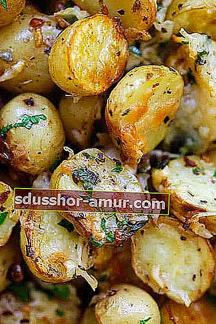 pečeni krumpir s češnjakom, peršinom i začinima