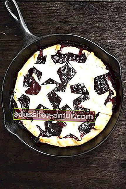 черничный пирог на мангале