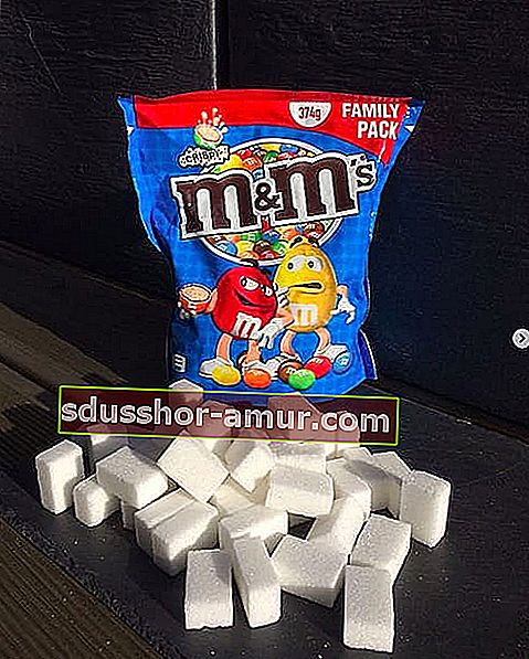 Пакетче от хрупкави продукти на M&M и еквивалентът му в захар