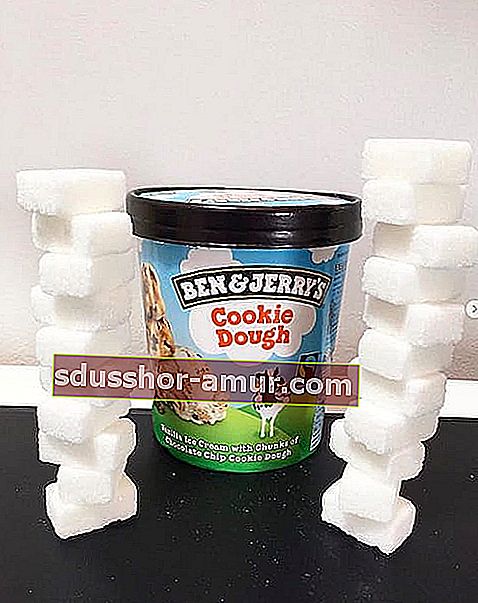 Гърне със сладолед Ben & Jerry и неговия захарен еквивалент