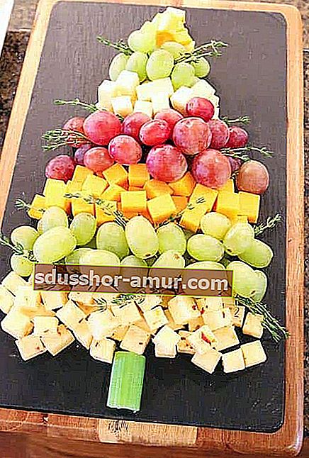 Плато със сирене и плодове във формата на коледно дърво