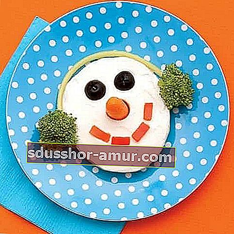снежен човек, направен с каша и зеленчуци