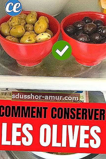 Черные и зеленые оливки хранятся в холодильнике в мисках