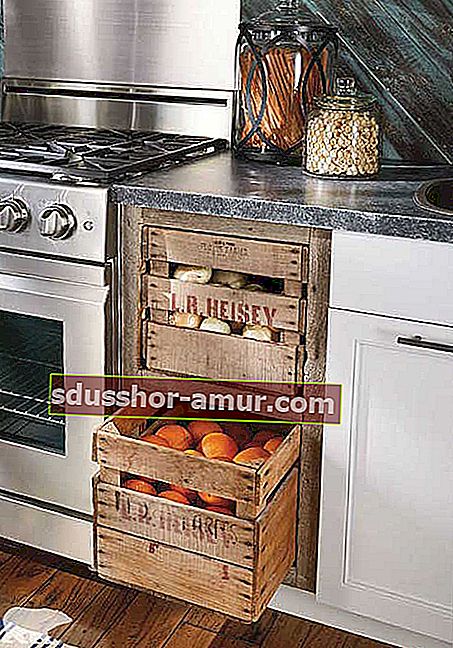 Дървени щайги за съхранение на плодове и зеленчуци в кухнята