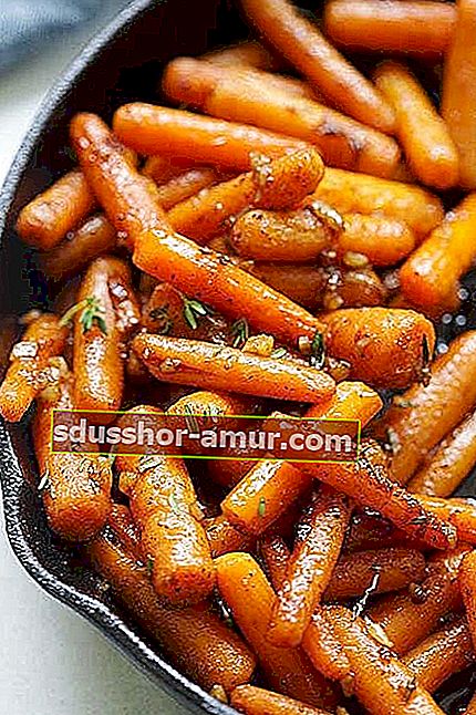 малки печени моркови, представени в тенджера