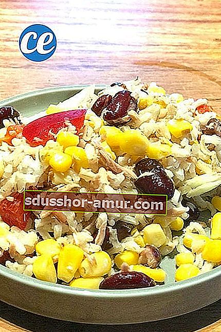 Рисовый салат с тунцом, кукурузой и красной фасолью