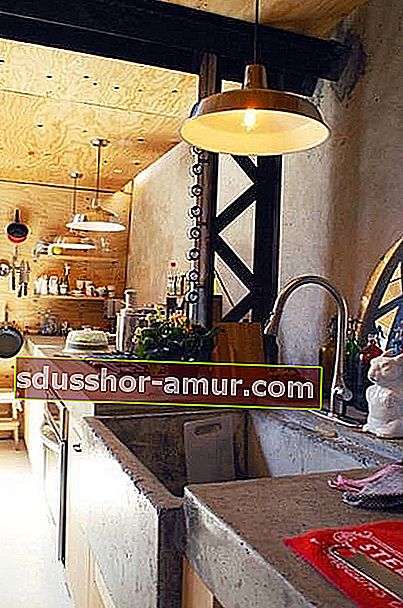 модерна кухня с наклонени тавани дървен бетон