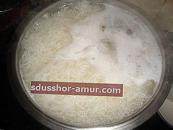 Използвайте оризовата вода за готвене като грижа за косата
