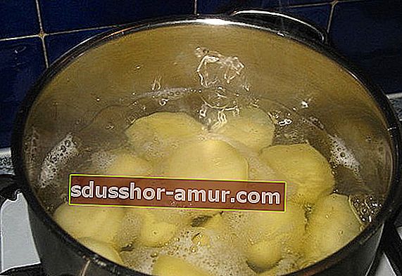 Използвайте картофена вода за готвене за почистване на сребърни прибори