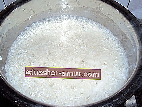 Рециклирайте вода за готвене на ориз за лечение на диария