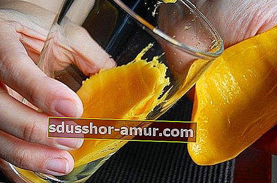 Čisto olupljen mango zahvaljujoč kozarcu