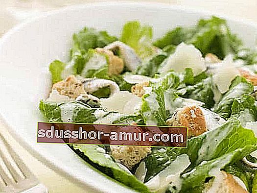 Який рецепт салату з курячим цезарем менш ніж 400 калорій?