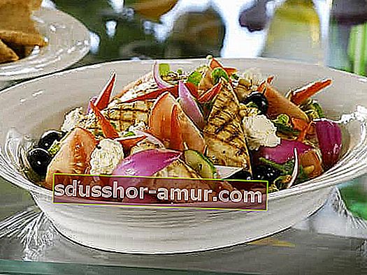 Каква е рецептата за по-малко от 400 калории гръцка салата?