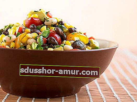 Який рецепт салату з чорної квасолі та кукурудзи менше 400 калорій?