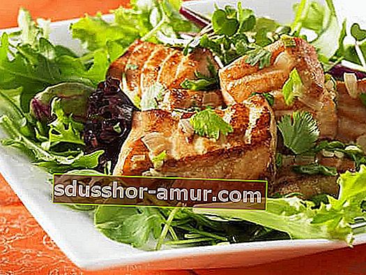 Який рецепт салату з месклу з лососем на грилі менше 400 калорій?